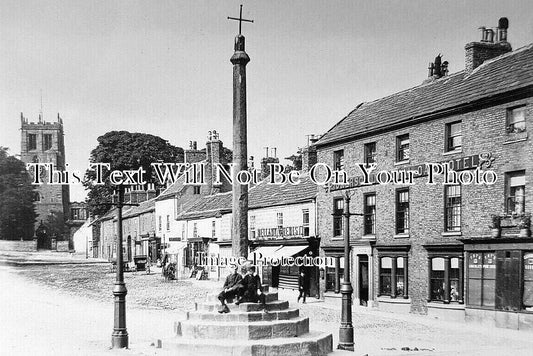 YO 12935 - Market Cross & Royal Oak Hotel, Bedale, Yorkshire c1906