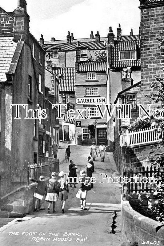 YO 13160 - The Laurel Inn Pub, Robin Hoods Bay, Yorkshire