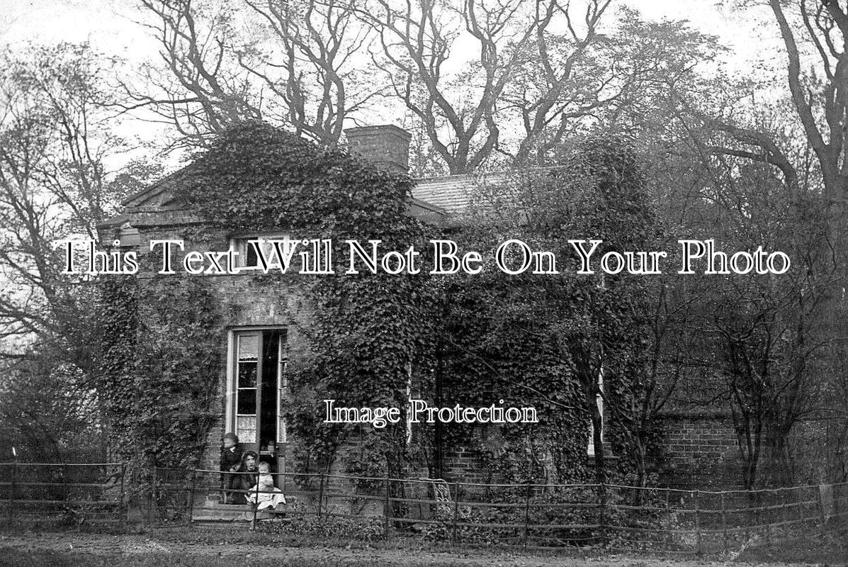 YO 13514 - House Near York, Yorkshire