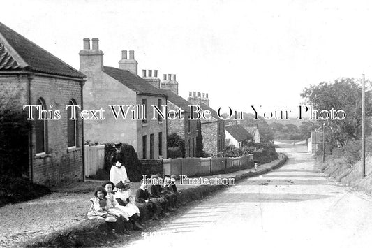 YO 13671 - Church Hill, Reighton, Yorkshire c1905