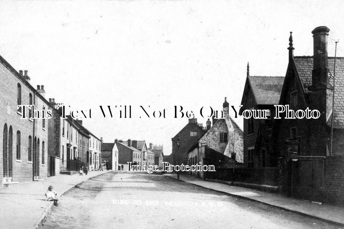 YO 1548 - York Road, Market Weighton, Yorkshire c1905