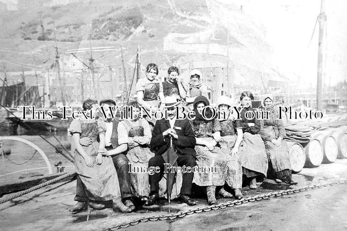 YO 3872 - Fishermen & Fisherwomen, Scarborough, Yorkshire