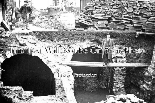 YO 4084 - Huddersfield Ancient Wells Under Market Cross, Yorkshire
