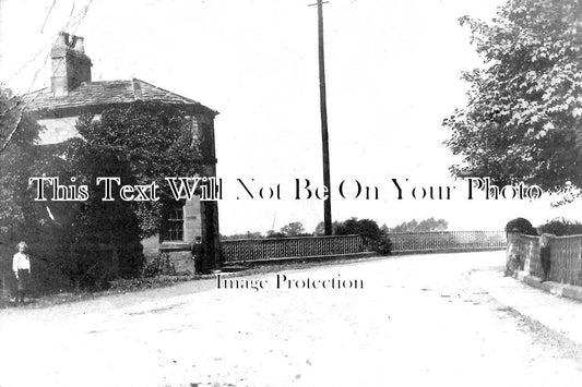 YO 4112 - The Old Great North Road, Ferrybridge, Yorkshire c1905