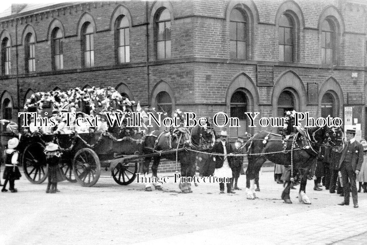 YO 4864 - Decorated Wagon, Mechanics Institute, Denholme, Bradford