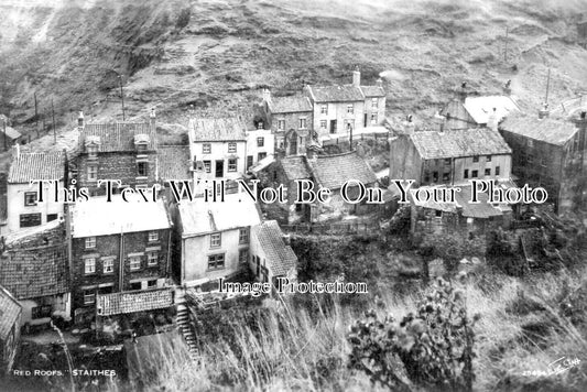 YO 4912 - Red Roofs, Staithes, Yorkshire
