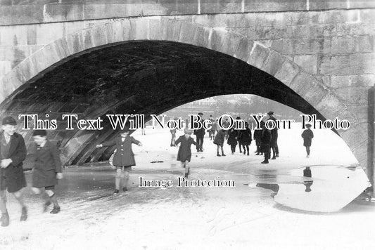 YO 5239 - Skating On The River, Otley, Yorkshire c1929
