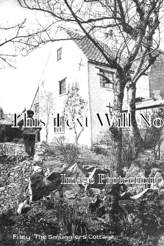 YO 6099 - The Smugglers Cottage, Filey, Yorkshire c1915