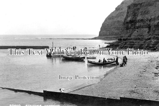 YO 6879 - Staithes Harbour, Yorkshire