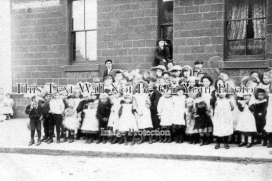 YO 6948 - Children Outside Pub, Barnsley, Yorkshire