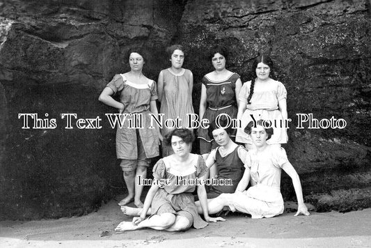 YO 7434 - Female Group On Scarborough Beach, Yorkshire c1911