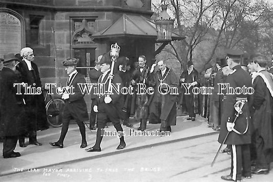 YO 785 - Lord Mayor Arriving To Free The Bridge, York, Yorkshire