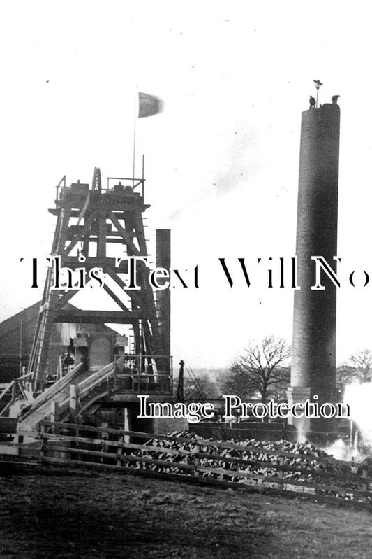 YO 8699 - Steeplejacks At Cortonwood Colliery, Rotherham, Yorkshire c1914