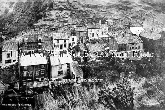 YO 9097 - Red Roofs, Staithes, Yorkshire