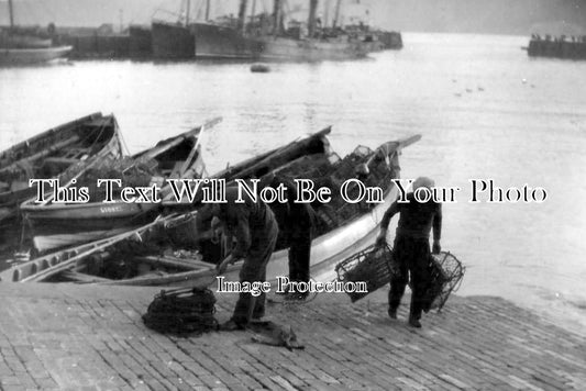 YO 9099 - Fishermen, Scarborough Harbour, Yorkshire